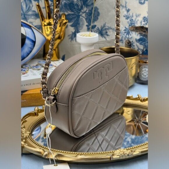 🆕 TORY BURCH 🧿 NWT Savannah Chain Link Camera Bag, French Gray AUTHENTICATED - Picture 4 of 12